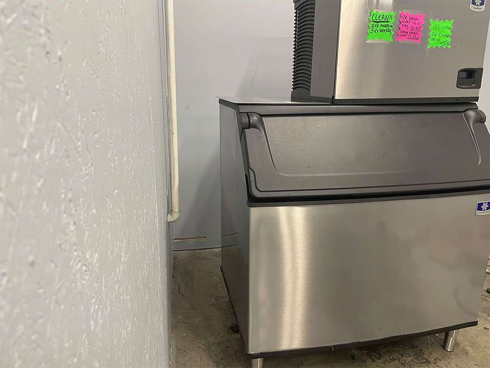 Manitowoc Ice D970 48 Ice Bin - 882 lbs